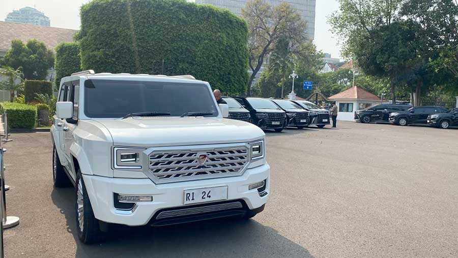Menteri dan Petinggi Lembaga Negara di Kabinet Merah Putih mulai menggunakan mobil dinas Maung. (Bloomberg Technoz/Dovana Hasiana)