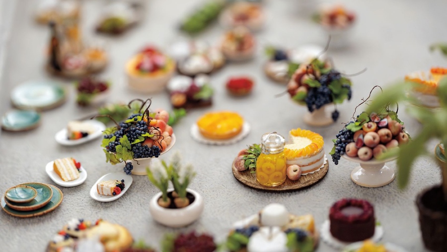 Miniatur makanan yang dibuat oleh pengrajin Anna Wybranowska.Fotografer: Ashley L. Conti untuk Bloomberg Businessweek