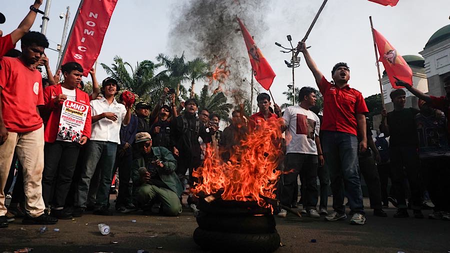 Sejumlah mahasiswa menggelar demo terhadap RUU Sisdiknas di depan Gedung DPR/MPR, Jakarta, Senin (5/10/2026). (Bloomberg Technoz/Andrean Kristianto)