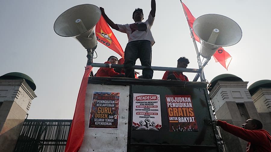 Sejumlah mahasiswa menggelar demo terhadap RUU Sisdiknas di depan Gedung DPR/MPR, Jakarta, Senin (5/10/2026). (Bloomberg Technoz/Andrean Kristianto)