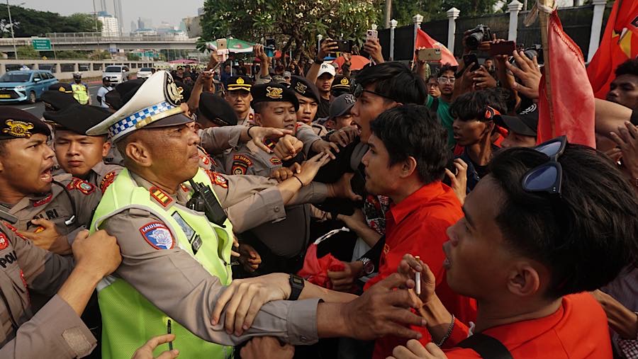 Sejumlah mahasiswa menggelar demo terhadap RUU Sisdiknas di depan Gedung DPR/MPR, Jakarta, Senin (5/10/2026). (Bloomberg Technoz/Andrean Kristianto)