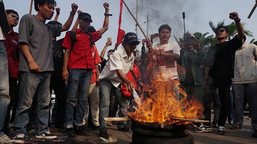 Sejumlah mahasiswa menggelar demo terhadap RUU Sisdiknas di depan Gedung DPR/MPR, Jakarta, Senin (5/10/2026). (Bloomberg Technoz/Andrean Kristianto)