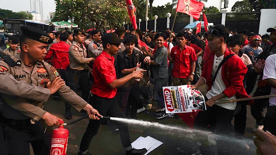 Sejumlah mahasiswa menggelar demo terhadap RUU Sisdiknas di depan Gedung DPR/MPR, Jakarta, Senin (5/10/2026). (Bloomberg Technoz/Andrean Kristianto)