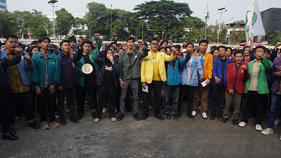 Sejumlah mahasiswa menggelar demo terhadap RUU Sisdiknas di depan Gedung DPR/MPR, Jakarta, Senin (5/10/2026). (Bloomberg Technoz/Andrean Kristianto)
