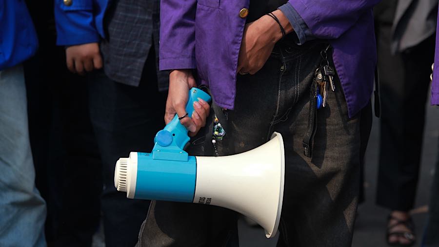 Sejumlah mahasiswa menggelar demo terhadap RUU Sisdiknas di depan Gedung DPR/MPR, Jakarta, Senin (5/10/2026). (Bloomberg Technoz/Andrean Kristianto)