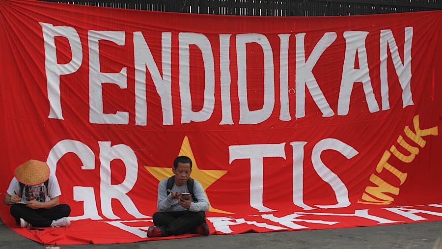 Sejumlah mahasiswa menggelar demo terhadap RUU Sisdiknas di depan Gedung DPR/MPR, Jakarta, Senin (5/10/2026). (Bloomberg Technoz/Andrean Kristianto)