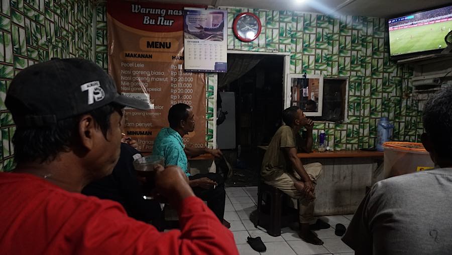 Warga menyaksikan pertandingan final FIFA ASEAN Cup 2026 antara Indonesia dan Thailand di Jakarta, Senin (5/10/2026). (Bloomberg Technoz/ Andrean K)