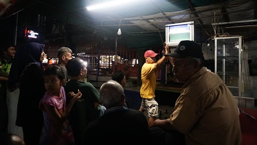 Warga menyaksikan pertandingan final FIFA ASEAN Cup 2026 antara Indonesia dan Thailand di Jakarta, Senin (5/10/2026). (Bloomberg Technoz/ Andrean K)
