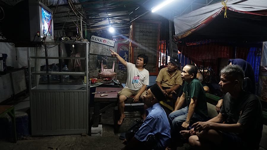 Warga menyaksikan pertandingan final FIFA ASEAN Cup 2026 antara Indonesia dan Thailand di Jakarta, Senin (5/10/2026). (Bloomberg Technoz/ Andrean K)