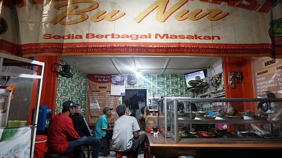 Warga menyaksikan pertandingan final FIFA ASEAN Cup 2026 antara Indonesia dan Thailand di Jakarta, Senin (5/10/2026). (Bloomberg Technoz/ Andrean K)