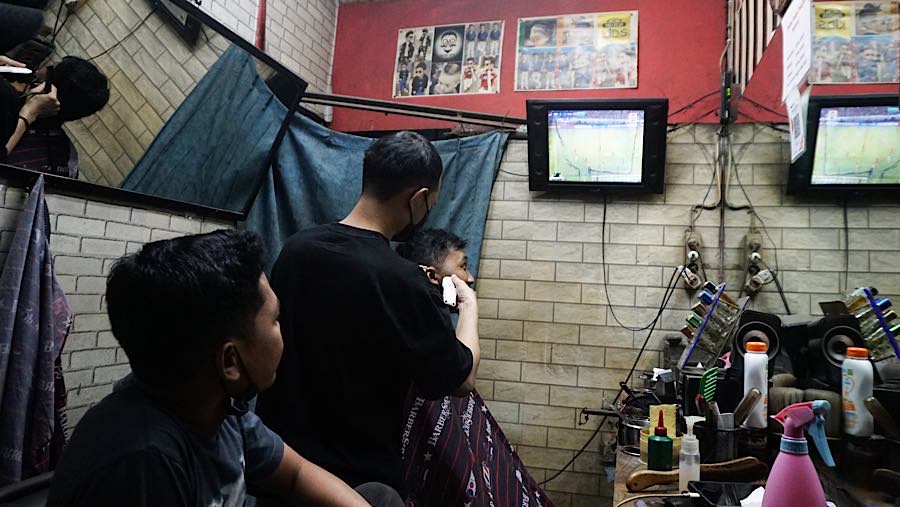 Warga menyaksikan pertandingan final FIFA ASEAN Cup 2026 antara Indonesia dan Thailand di Jakarta, Senin (5/10/2026). (Bloomberg Technoz/ Andrean K)