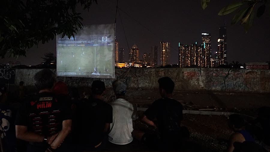 Warga menyaksikan pertandingan final FIFA ASEAN Cup 2026 antara Indonesia dan Thailand di Jakarta, Senin (5/10/2026). (Bloomberg Technoz/ Andrean K)