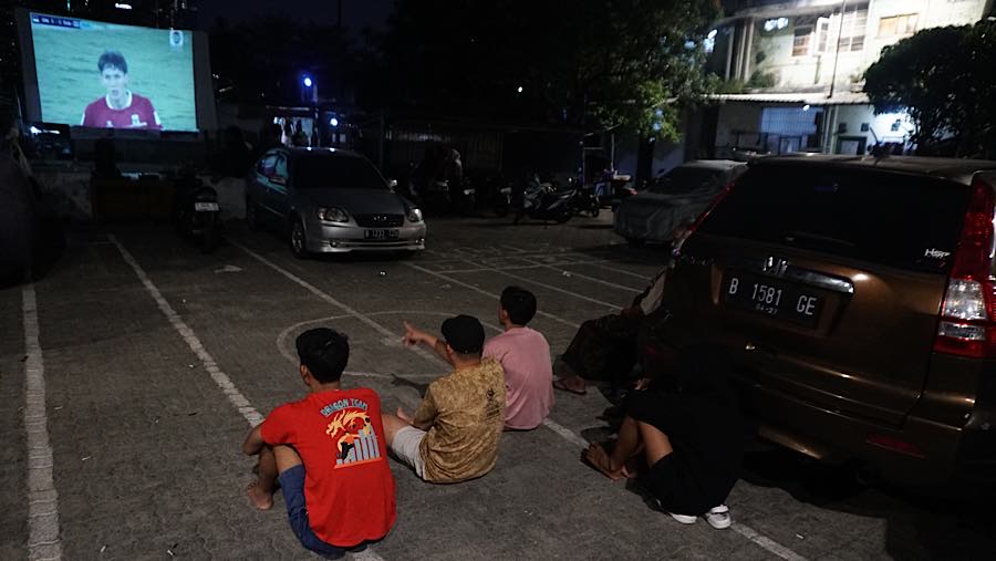 Warga menyaksikan pertandingan final FIFA ASEAN Cup 2026 antara Indonesia dan Thailand di Jakarta, Senin (5/10/2026). (Bloomberg Technoz/ Andrean K)