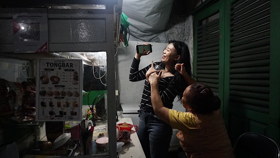 Warga menyaksikan pertandingan final FIFA ASEAN Cup 2026 antara Indonesia dan Thailand di Jakarta, Senin (5/10/2026). (Bloomberg Technoz/ Andrean K)