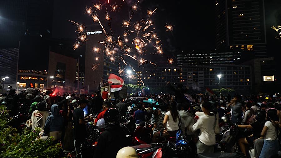 Kembang api yang menghiasi langit mencuri perhatian warga yang datang. (Bloomberg Technoz/Andrean Kristianto)