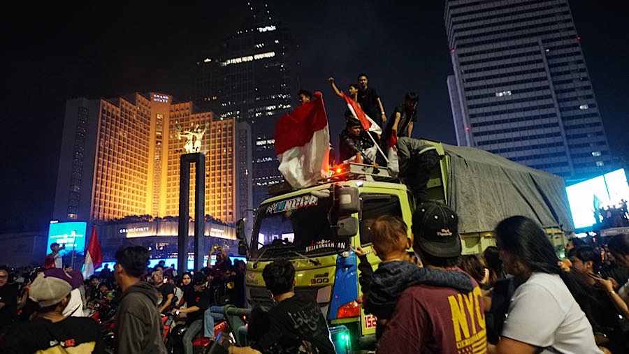 Perayaan di Bundaran HI dilakukan warga setelah pertandingan berakhir. (Bloomberg Technoz/Andrean Kristianto)