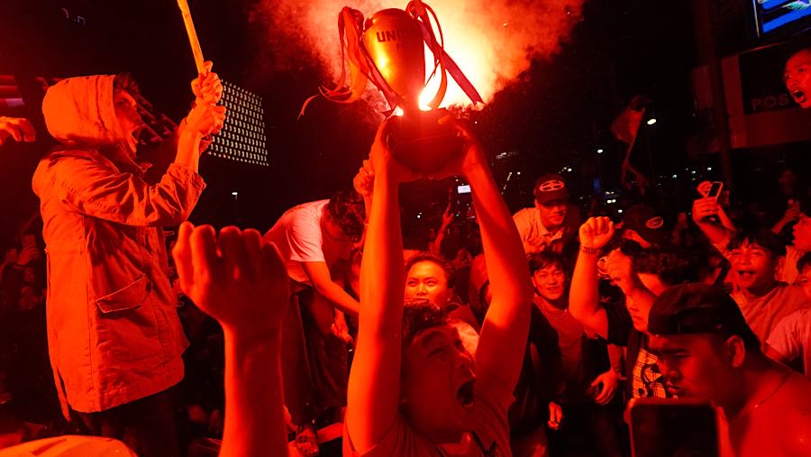 Mereka datang untuk merayakan keberhasilan Timnas Indonesia merebut gelar juara FIFA ASEAN Cup 2026. (Bloomberg Technoz/Andrean Kristianto)