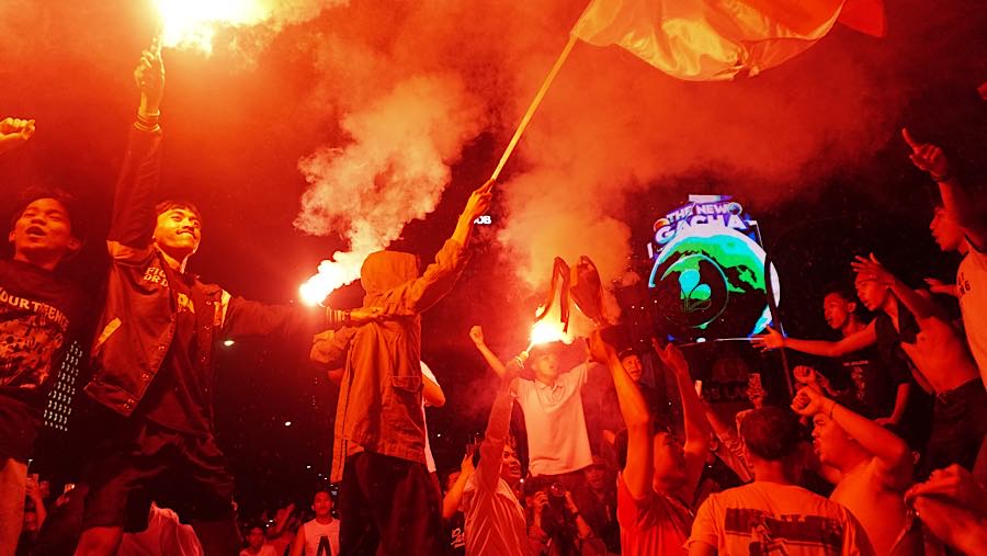 Warga merayakan kemenangan Timnas Indonesia atas Thailand di Bundaran HI, Jakarta, Senin (5/10/2026). (Bloomberg Technoz/Andrean Kristianto)