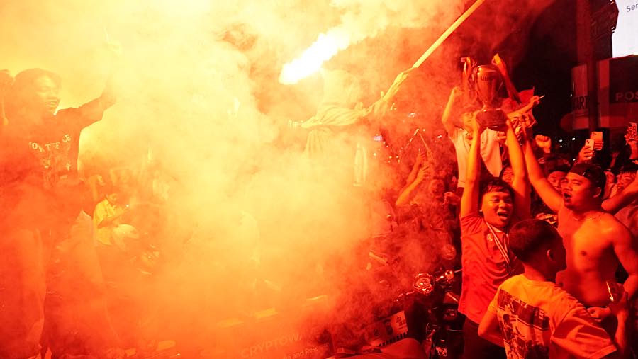 Warga merayakan kemenangan Timnas Indonesia atas Thailand di Bundaran HI, Jakarta, Senin (5/10/2026). (Bloomberg Technoz/Andrean Kristianto)