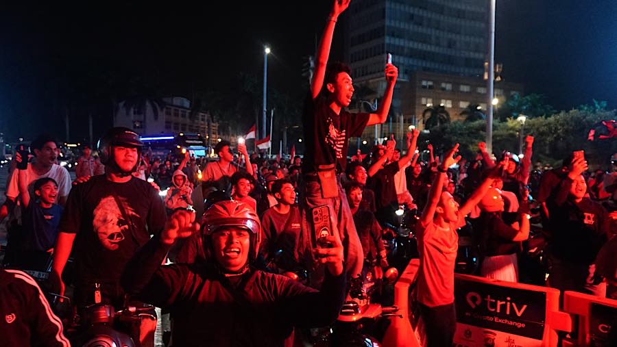 Yel-yel kemenangan terus terdengar di tengah kerumunan. (Bloomberg Technoz/Andrean Kristianto)