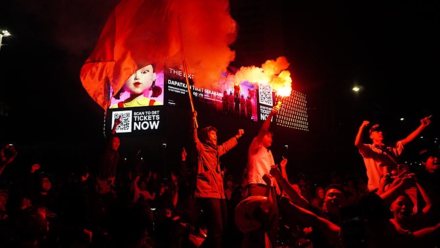 Mereka tampak bahagia atas keberhasilan Timnas Indonesia yang meraih gelar juara. (Bloomberg Technoz/Andrean Kristianto)