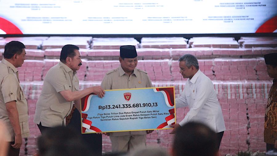 Presiden Prabowo menyaksikan penyerahan simbolis uang hasil penagihan denda administratif di Kejagung, Selasa (6/10/2026). (Bloomberg Technoz/Andrean)