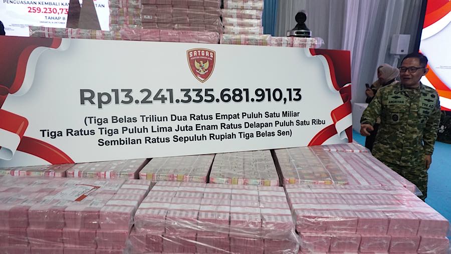 Tumpukan uang denda administratif dan lahan kawasan hutan di Kejagung, Selasa (6/10/2026). (Bloomberg Technoz/Andrean Kristianto)
