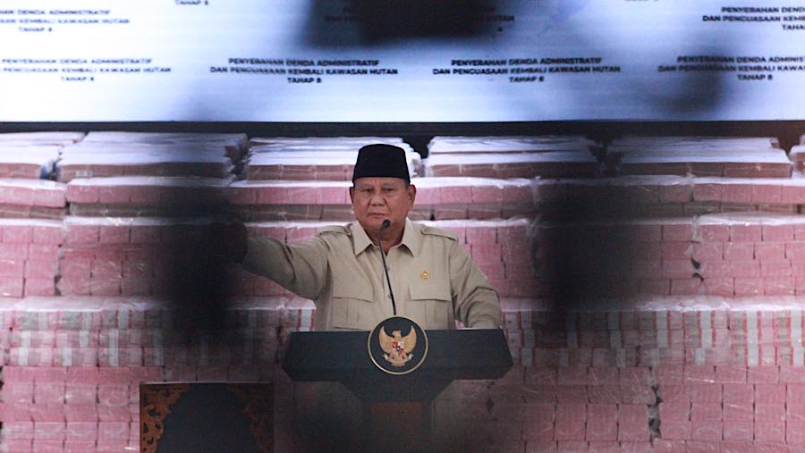 Presiden Prabowo Subianto saat penyerahan denda administratif dan lahan kawasan hutan di Kejagung, Selasa (6/10/2026). (Bloomberg Technoz/Andrean K)