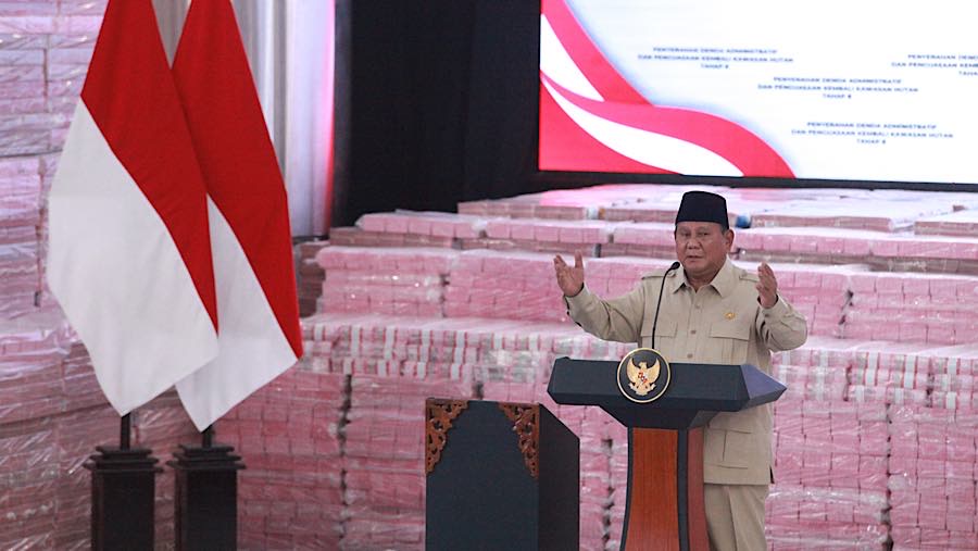 Presiden Prabowo Subianto saat penyerahan denda administratif dan lahan kawasan hutan di Kejagung, Selasa (6/10/2026). (Bloomberg Technoz/Andrean K)