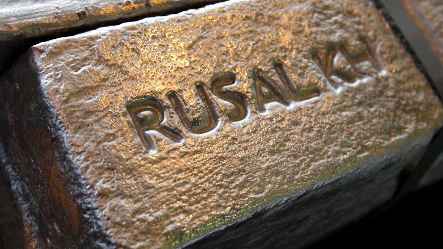 Blok aluminium yang baru dicetak menampilkan logo United Co. Rusal di pabrik perusahaan tersebut di Khakassia./Bloomberg-Andrey Rudakov