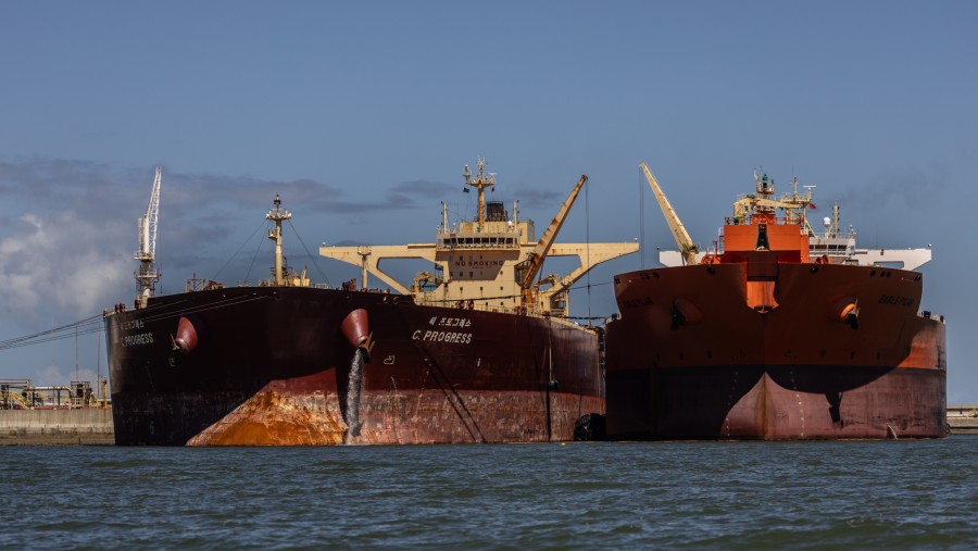 Kapal tanker yang melakukan pemindahan muatan minyak di Pelabuhan Acu di Sao Joao da Barra, Brasil./Bloomberg-Dado Galdieri
