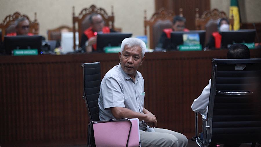 Dalam menjalankan modus operandi tersebut, jaksa menduga Febrie turut melibatkan orang-orang kepercayaannya, yakni Don Rito alias Idon, Nurman Herin.