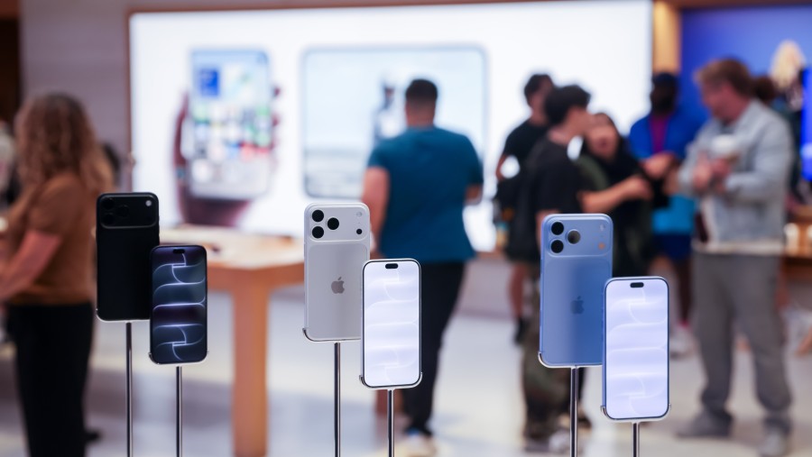 iPhone 18 Pro di Toko Apple Fifth Avenue. Michael Nagle/Bloomberg