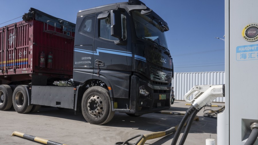 Sebuah truk listrik di stasiun pengisian daya di Yulin, Provinsi Shaanxi, China./Bloomberg-Gilles Sabrie