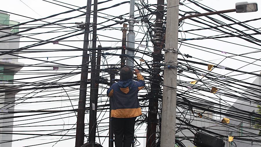 Petugas melakukan penertiban kabel utilitas di Jalan Duren Tiga Raya, Jakarta Selatan, Kamis (8/10/2026). (Bloomberg Technoz/Andrean Kristianto)