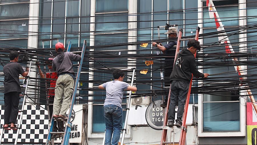 Sebanyak 33 operator jaringan telekomunikasi dilibatkan dalam kegiatan penertiban kabel udara. (Bloomberg Technoz/Andrean Kristianto)