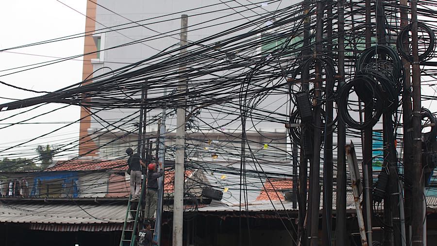Pemrpov DKI Jakarta menargetkan 6.500 km jaringan kabel utilitas dipindahkan dari atas jalan ke bawah tanah dalam lima tahun.