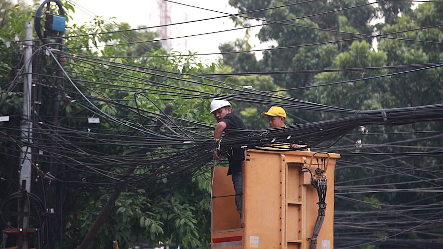 Penertiban Kabel Utilitas ini untuk meningkatkan keselamatan dan kenyamanan warga sekaligus memperbaiki estetika kota. (Bloomberg Technoz/Andrean K)
