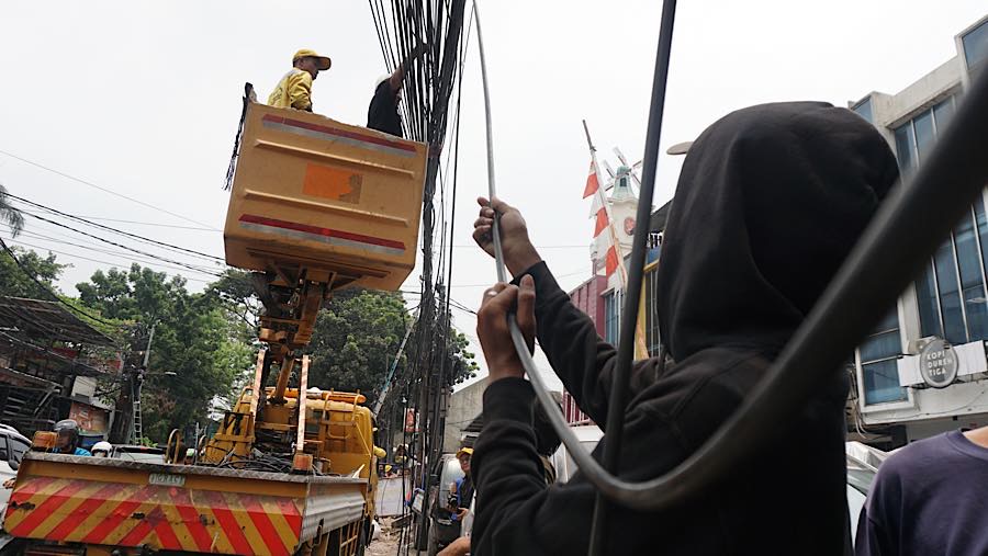 Penertiban kabel udara di Jalan Duren Tiga dilakukan sepanjang 650 meter pada tahap pertama. (Bloomberg Technoz/Andrean Kristianto)