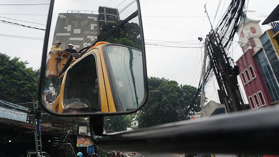 Penertiban kabel udara pada tahap pertama ini ditargetkan selesai dalam waktu sepekan. (Bloomberg Technoz/Andrean Kristianto)