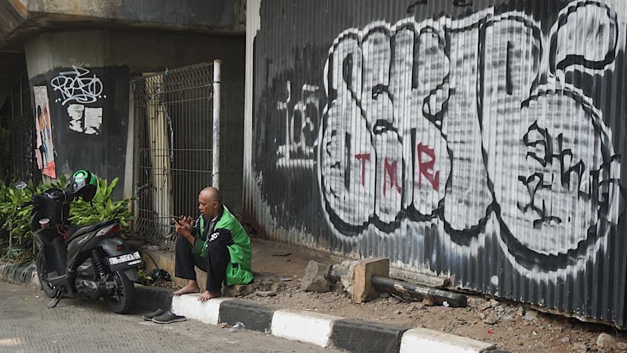 Pengemudi ojek daring (ojol) menunggu penumpang di kawasan Tebet, Jakarta Selatan, Kamis (8/10/2026). (Bloomberg Technoz/Andrean Kristianto)
