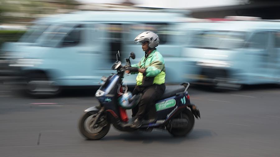 Pengemudi ojek daring (ojol) Grab melintas di kawasan Tebet, Jakarta Selatan, Kamis (8/10/2026). (Bloomberg Technoz/Andrean Kristianto)