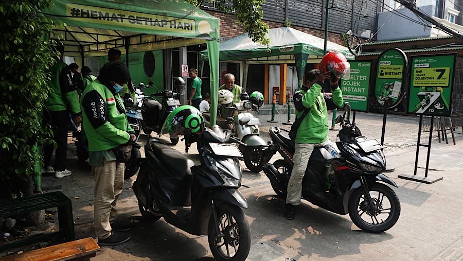 Perpres tersebut juga akan memberikan kepastian perlindungan sosial bagi pekerja transportasi online lewat penegasan pengawasan perjanjian kemitraan.