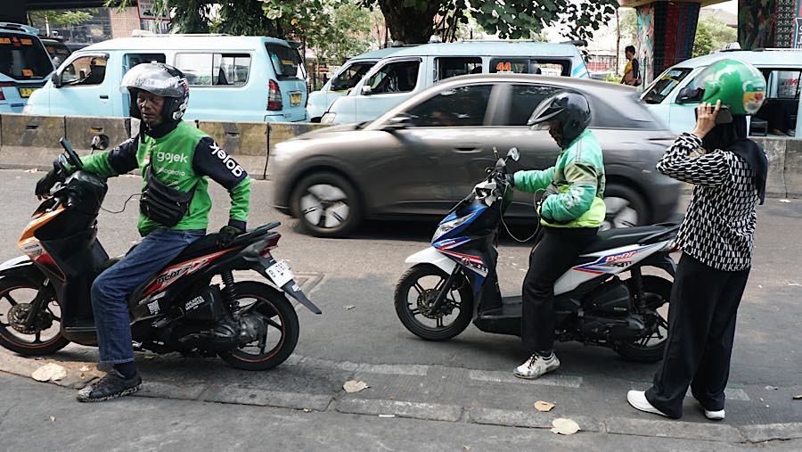 Pemerintah memperluas pekerja transportasi online tidak semata-mata hanya angkutan orang saja, melainkan angkutan barang yang berkaitan dengan UMKM.