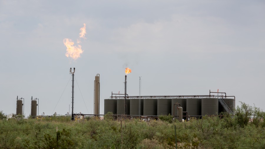 Gas metana yang dibakar terjadi tepat di dekat Carlsbad, New Mexico. (Steven St John/Bloomberg)