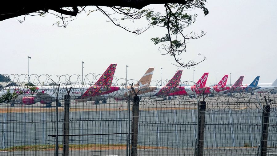 Sejumlah pesawat berada di apron Bandara Internasional Soekarno-Hatta, Jakarta. Foto: Dimas Ardian/Bloomberg