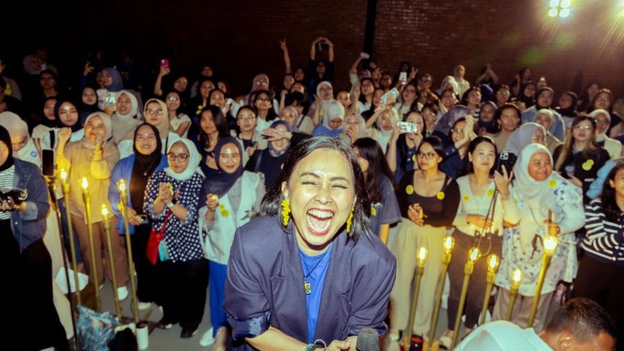 Meda Kawu saat menyanyi bersama di komunitas Nyanyi Bareng Jakarta.Sumber: Nyanyi Bareng Jakarta