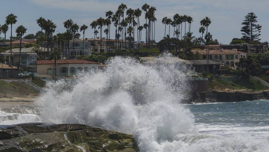 Gelombang menghantam bebatuan di sepanjang pantai Windansea, La Jolla, San Diego. (Kevin Carter/Getty Images/Bloomberg)