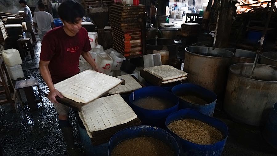 Pekerja menyelesaikan pembuatan tahu di Duren Tiga, Jakarta, Kamis (8/10/2026). (Bloomberg Technoz/Andrean Kristianto)