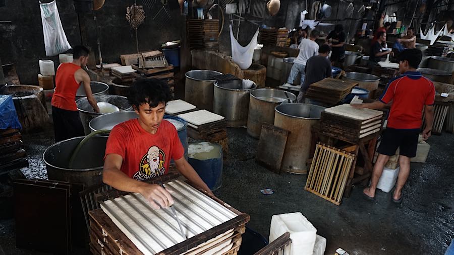 Pekerja menyelesaikan pembuatan tahu di Duren Tiga, Jakarta, Kamis (8/10/2026). (Bloomberg Technoz/Andrean Kristianto)